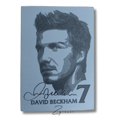 Egyedi gravírozott fém sportkártya David Beckham portréval