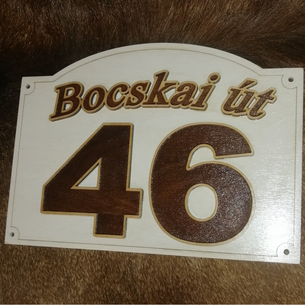 Házszámtábla kiemelt betűkkel