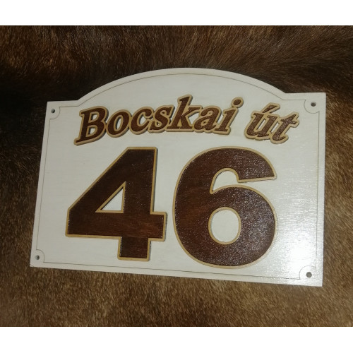 Házszámtábla kiemelt betűkkel
