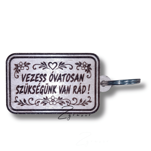 Egyedi feliratos fa autós kulcstartó Vezess óvatosan 5x3 cm