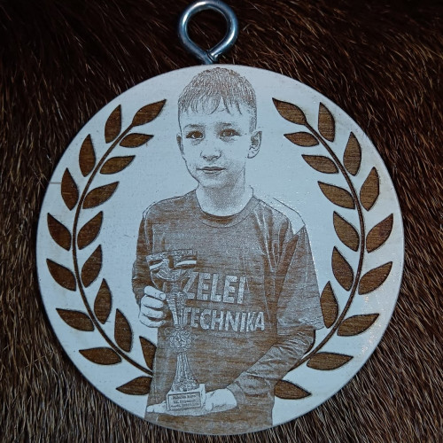Gravírozott érem fából